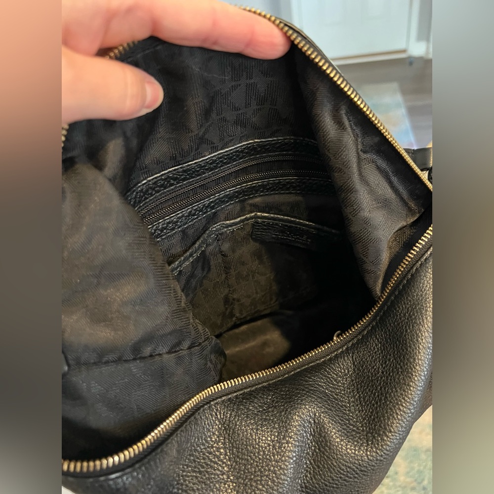 Michael Kors Medium Bucket Bag/Crossbody - Picture 5 of 6
